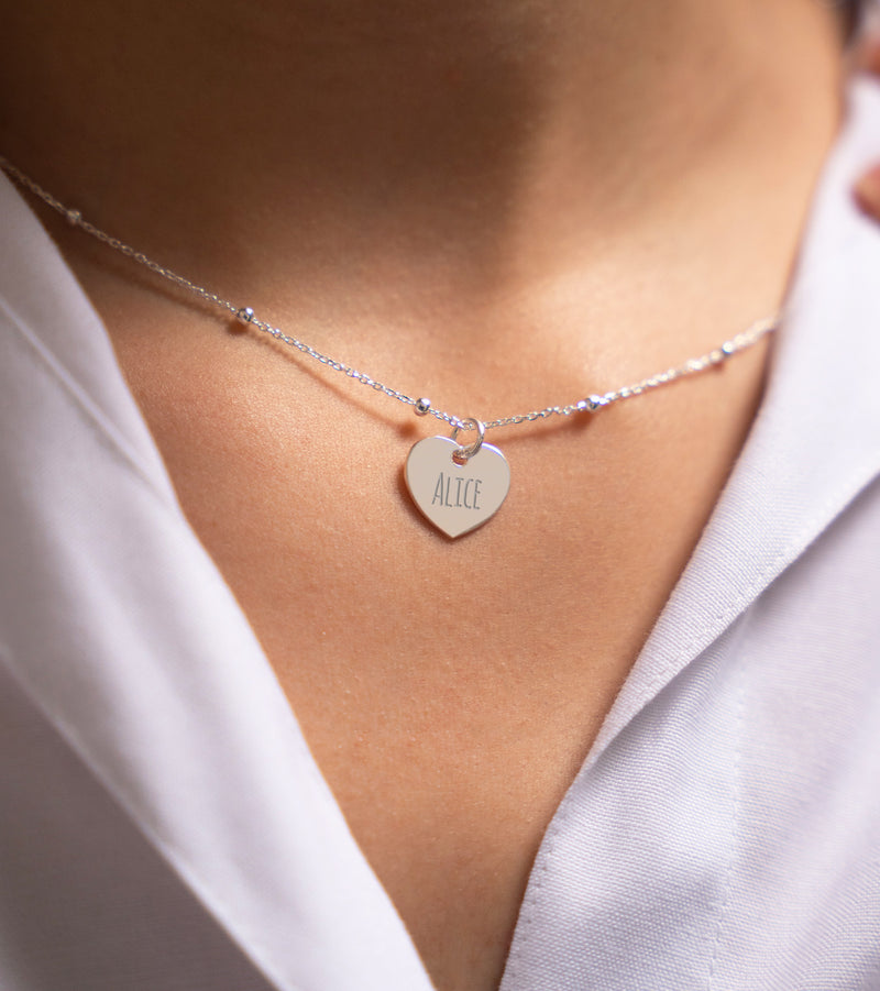 Pendentif argenté de forme coeur, personnalisable pour un cadeau unique.