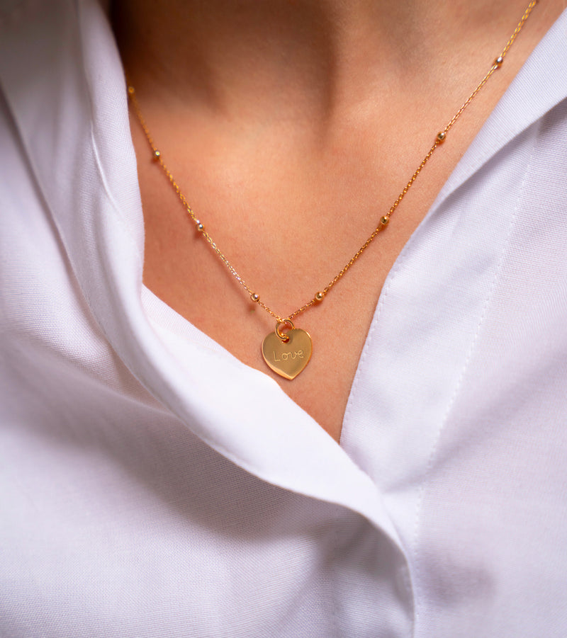 Un pendentif en forme de cœur, mesurant 15 mm, recouvert d'un plaqué or.
