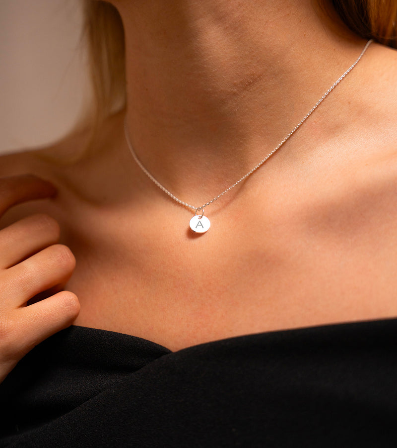Accessoire de mode personnalisé en argent, pour une touche de personnalité.