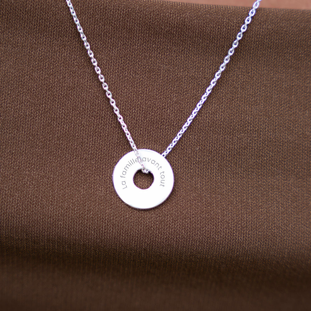 Avec un pendentif en forme de cible, personnalisé de 15mm en argent, affichez votre style.