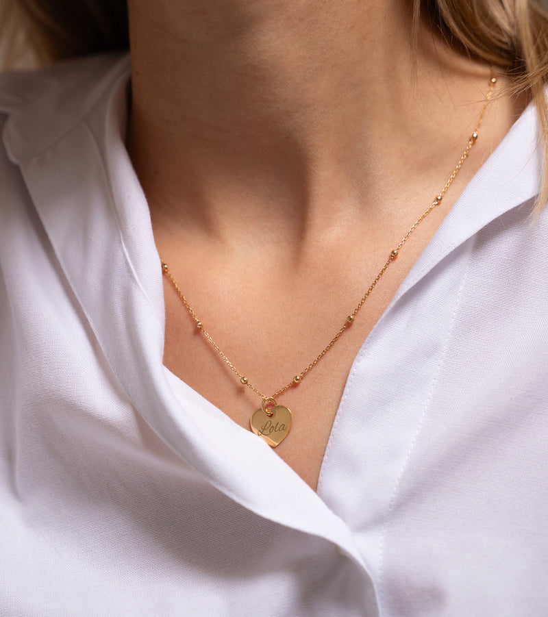 Un pendentif en forme de cœur, plaqué en or, d'une taille de 15 mm. 