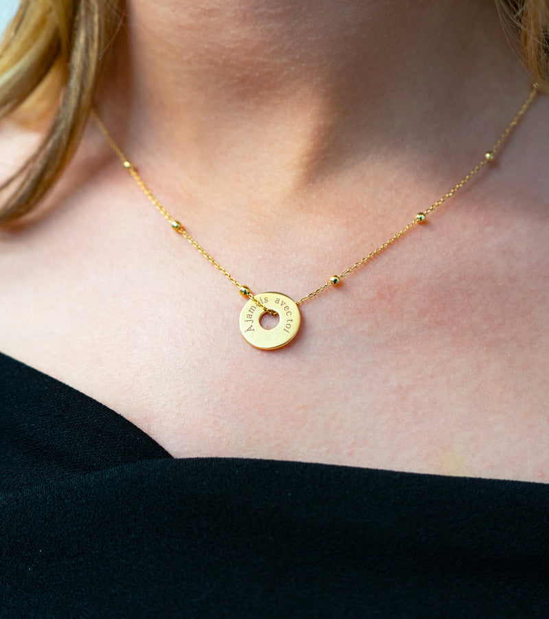 en forme de cible, ce pendentif personnalisé de 15mm en plaqué or attire tous les regards.