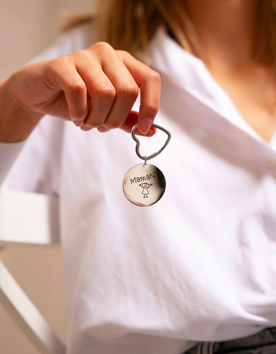 Un porte-clé personnalisé et rond, en acier inoxydable 35mm, avec un charmant anneau cœur de 31mm.